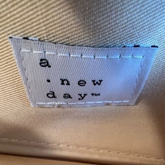 A new day crossbody bag, peach, small adjustable strap - Picture 3 of 10